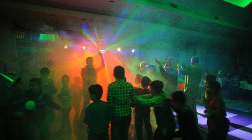 Seferihisar&rsquo;da Miniklere Yılbaşı Eğlencesi