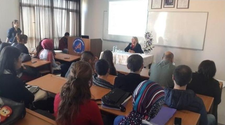&Uuml;niversitesi &Ouml;ğrencilerine Madde Bağımlılığının Hukuksal Boyutu Anlatıldı