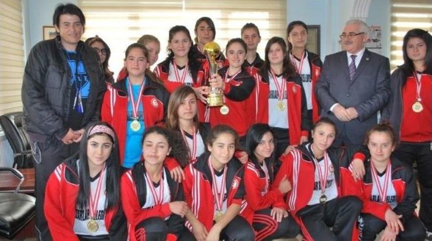 Pazarlar Kız Futbol Takımı İl Şampiyonu Oldu