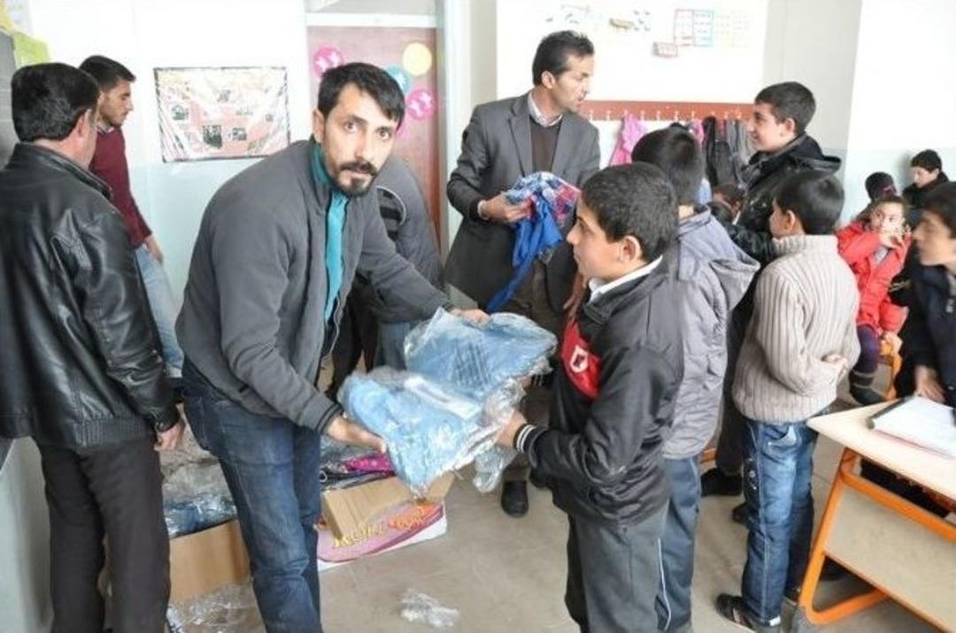 Gazetecilerden 400 &Ouml;ğrenciye Giyim Yardımı