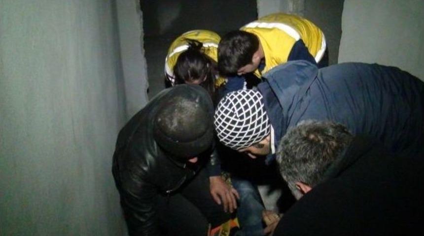 Kağızman&rsquo;da Asans&ouml;r Boşluğuna D&uuml;şen Gen&ccedil; Ağır Yaralandı
