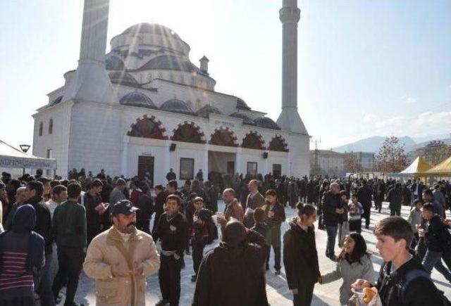 Şamil Tayyar Üniversiteyi Kazanınca Annesi 7 Kapıdan Bulgur Toplayıp, Kaz Kesip Dağıtmış