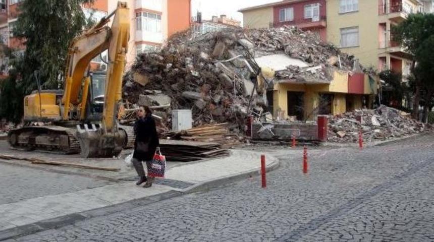 Depremden Zarar G&ouml;ren 4 Katlı Bina Yıkıldı