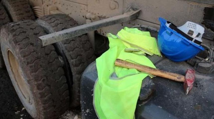 Kamyonun Lastiği Patladı, 2 İş&ccedil;i Yaralandı