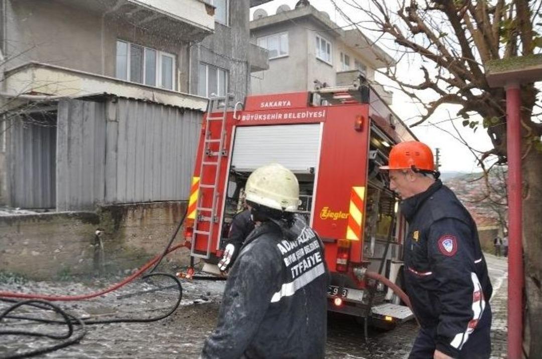 Sakarya&rsquo;da &Ccedil;ıkan Yangında Evin &Ccedil;atısı Kullanılmaz Hale Geldi