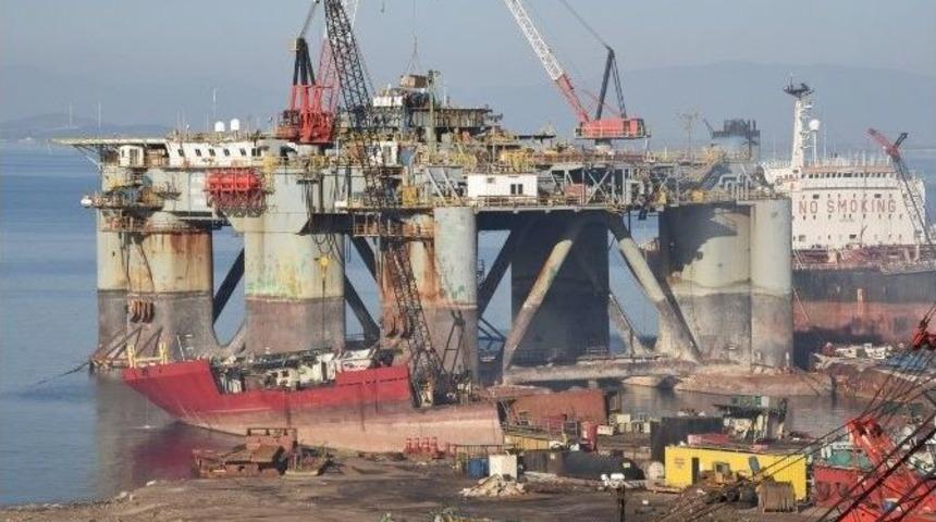 8 Yaşındaki Dev Platform Aliağa&rsquo;da S&ouml;k&uuml;l&uuml;yor