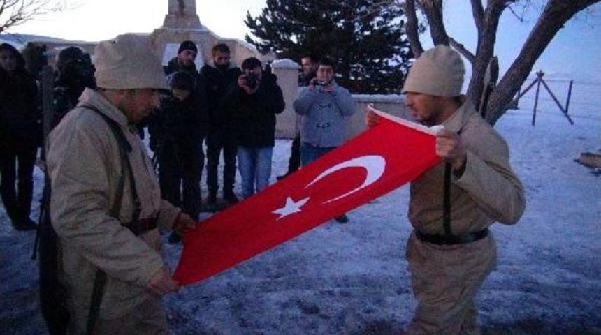 &Ouml;ğrenciler Sarıkamış Şehitleri İ&ccedil;in Sabaha Kadar N&ouml;bet Tutacak