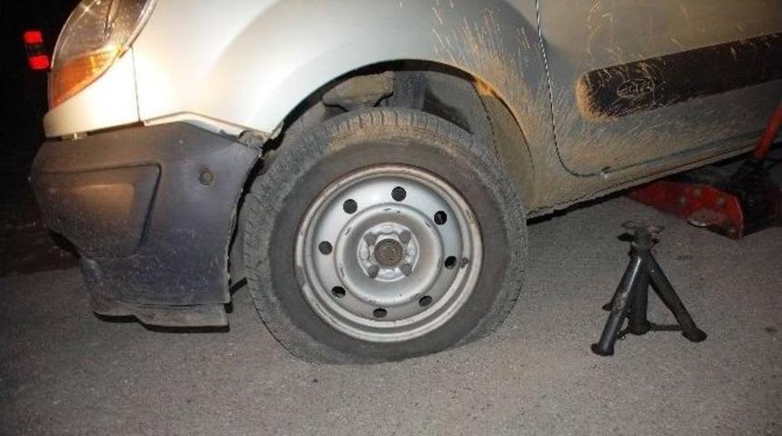 Ticari Aracın Lastikleri Kesildi