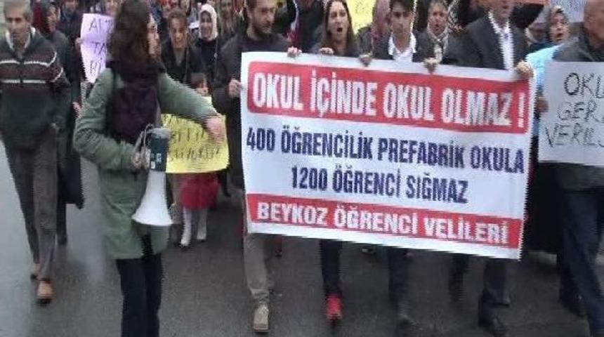 Beykoz'da &Ouml;ğrenci Ve Veliler Milli Eğitim'e Y&uuml;r&uuml;d&uuml;