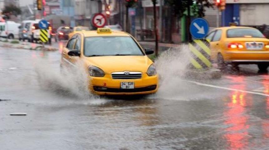 İstanbul'da Sağanak Yağmur Etkili Oldu
