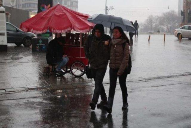 İstanbul'da Sağanak Yağmur Etkili Oldu