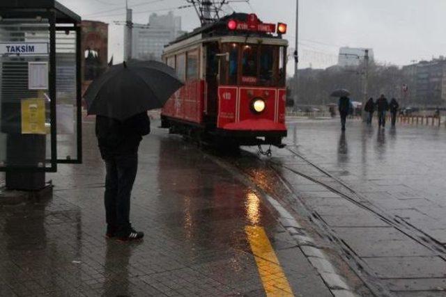 İstanbul'da Sağanak Yağmur Etkili Oldu