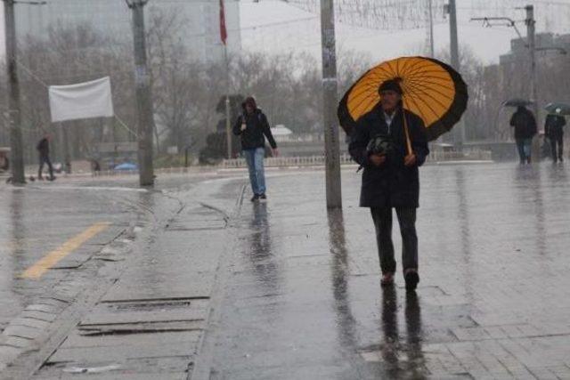 İstanbul'da Sağanak Yağmur Etkili Oldu