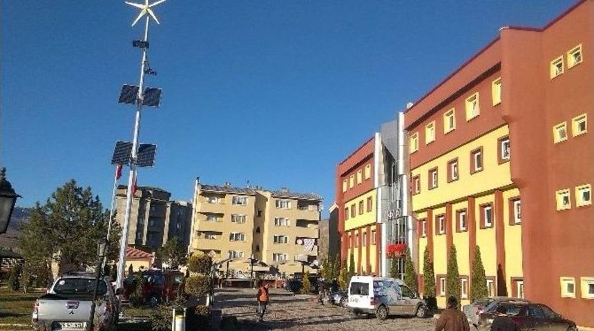 T&uuml;rkiye&rsquo;de İlk Ve Tek R&uuml;zgar Ve G&uuml;neş Enerjisiyle Aydınlatma Kelkit&rsquo;te