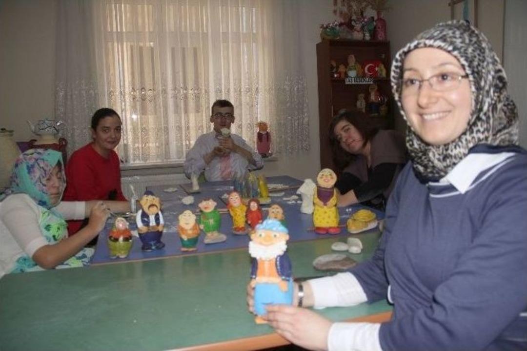 &Ccedil;akıl Taşları Zihinsel Engelli &Ccedil;ocukların Elinde Adeta Birer Sanat Eserine D&ouml;n&uuml;şt&uuml;r&uuml;yor