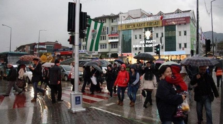 Bursa’da Yağmur Vatandaşları Hazırlıksız Yakaladı