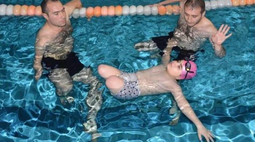 Bacaklarını Dolaba Koyup, Havuza Giriyor