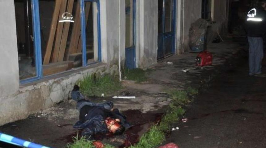 Alkol Aldığı Arkadaşını Boğazını Keserek &Ouml;ld&uuml;rd&uuml;