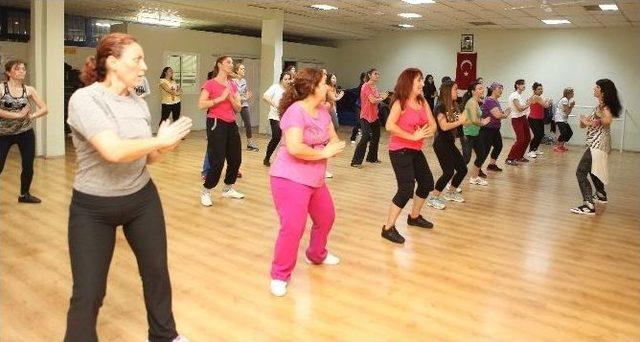 Bayraklı’da Kadınlar ’zumba’ İle Zayıflıyor