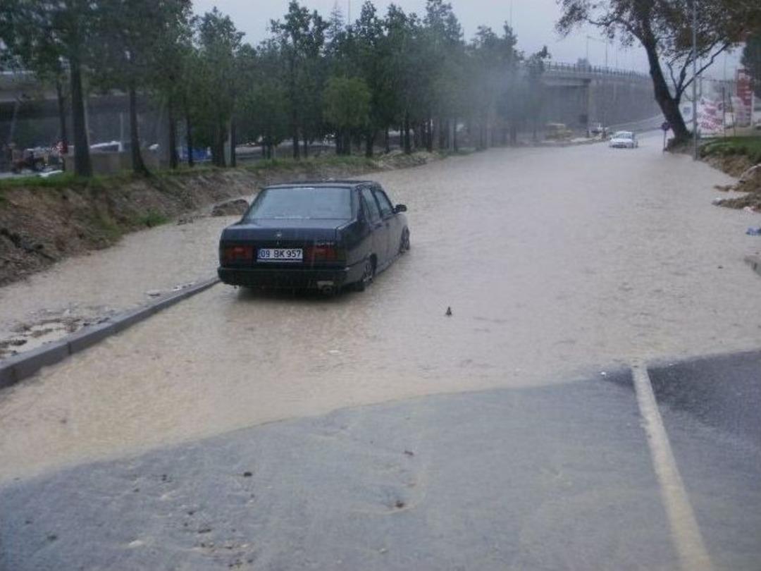 Kuşadası&rsquo;nda Yağmur Etkisini S&uuml;rd&uuml;r&uuml;yor