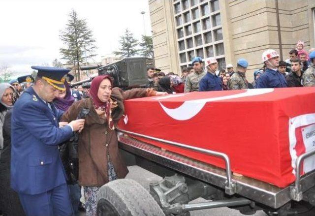 İzmir'de Nöbet Değişimi Sırasında Şehit Düşen Denizci Er, Eskişehir'de Toprağa Verildi