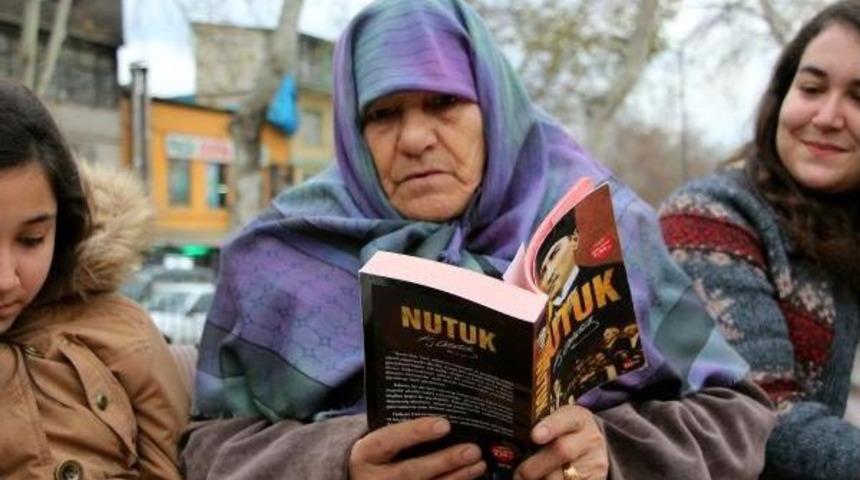 77 Yaşında Torunlarıyla A&ccedil;ık Havada Kitap Okudu