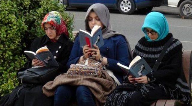 77 Yaşında Torunlarıyla Açık Havada Kitap Okudu