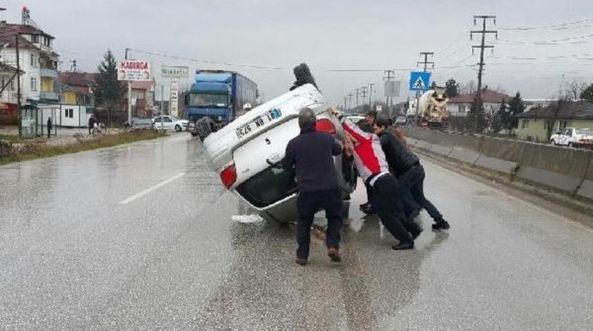 Takla Atan Otomobili 8 Kişi &Ccedil;evirdi