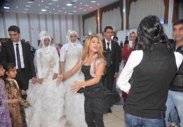 Diyarbakır'da Romanlara Toplu Nikah Ve Sünnet Töreni