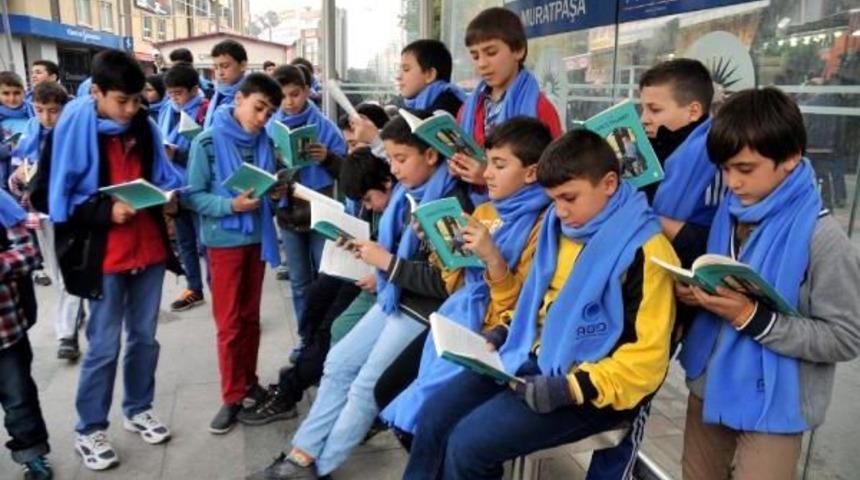 90 &Ouml;ğrenci Tramvayda Kitap Okudu