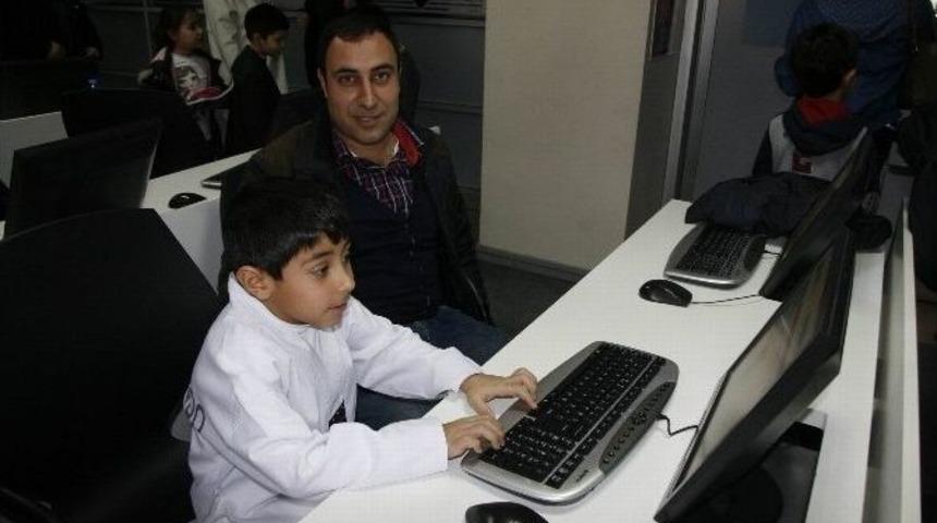 Bah&ccedil;eşehir Kolejinde &lsquo; Kodlama Saat&rsquo; Uygulaması