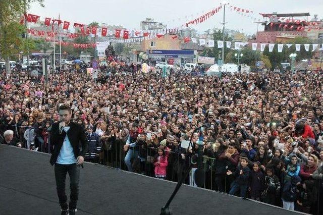 Kurtuluş Konserinde Kadir Somer Ve Murat Dalkılıç Tarsusluları Coşturdu