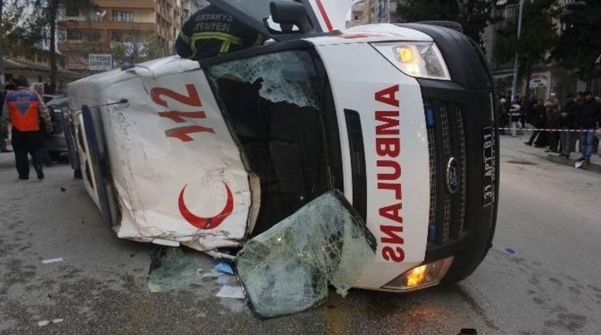 Hatay&rsquo;da Ambulans Kaza Yaptı: 3 Yaralı