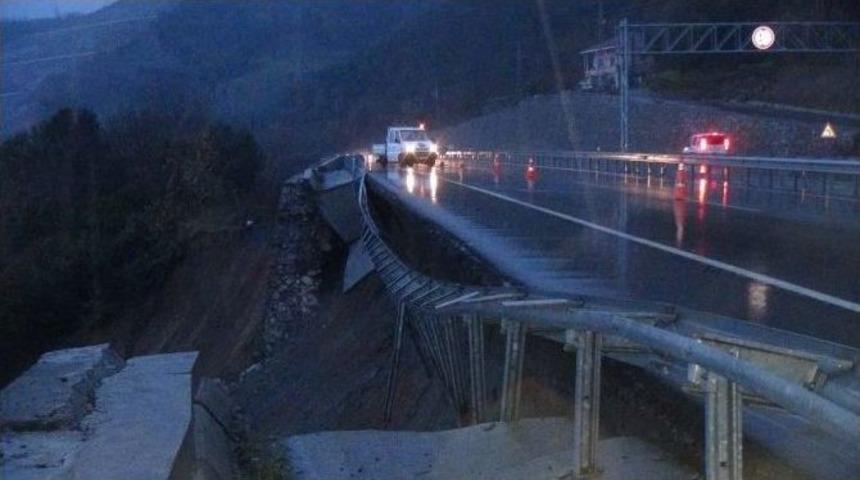 Yağmur Sebebiyle Yolda 50 Metrelik &Ccedil;&ouml;kme