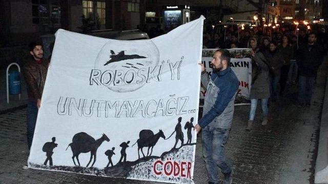 Hakkari’de Meşaleli Roboski Yürüyüşü