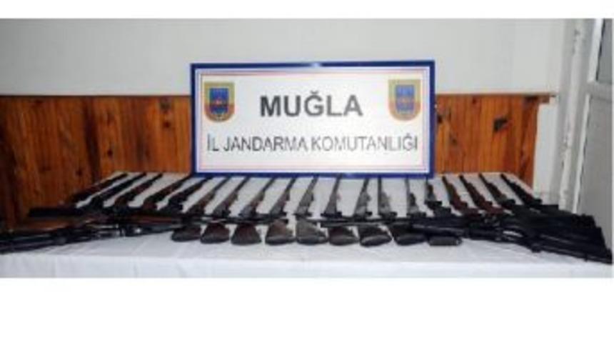 Minib&uuml;s&uuml;nde 27 Adet Ruhsatsız Av T&uuml;feğiyle Ele Ge&ccedil;irildi