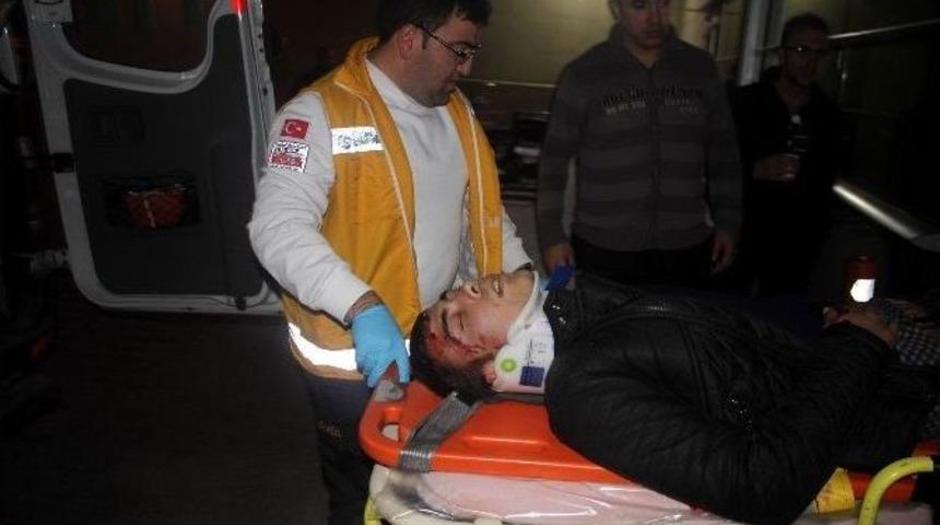 Otomobil Ağaca &Ccedil;arptı: 3 Yaralı