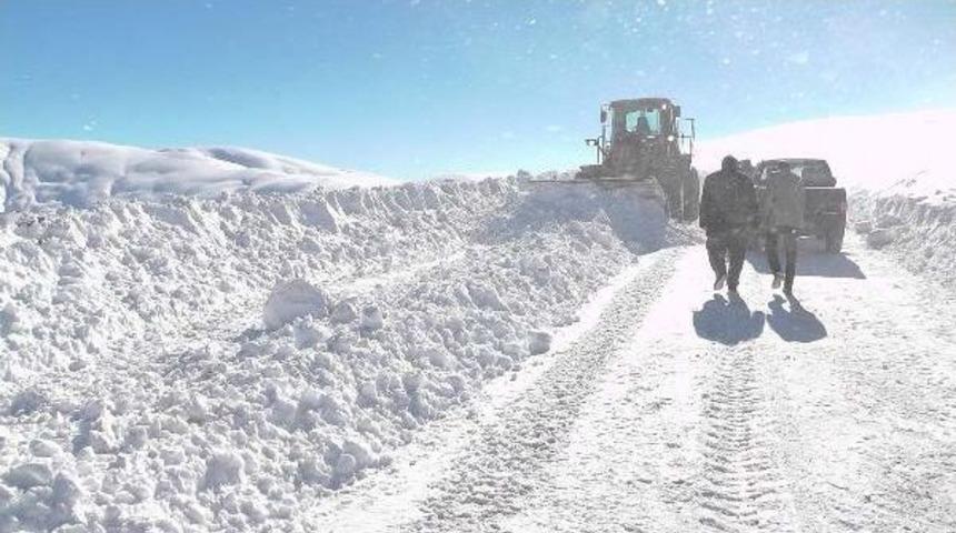 Muş'ta Kardan Kapanan K&ouml;y Yolları A&ccedil;ıldı