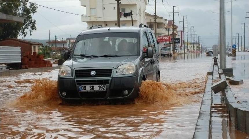 Didim&rsquo;de Sağanak Yağış Hayatı Olumsuz Etkiledi