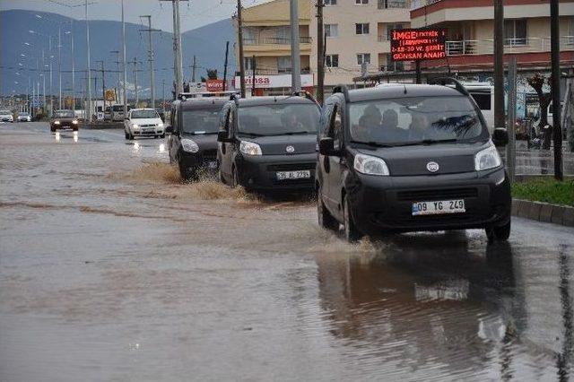 Didim’de Sağanak Yağış Hayatı Olumsuz Etkiledi