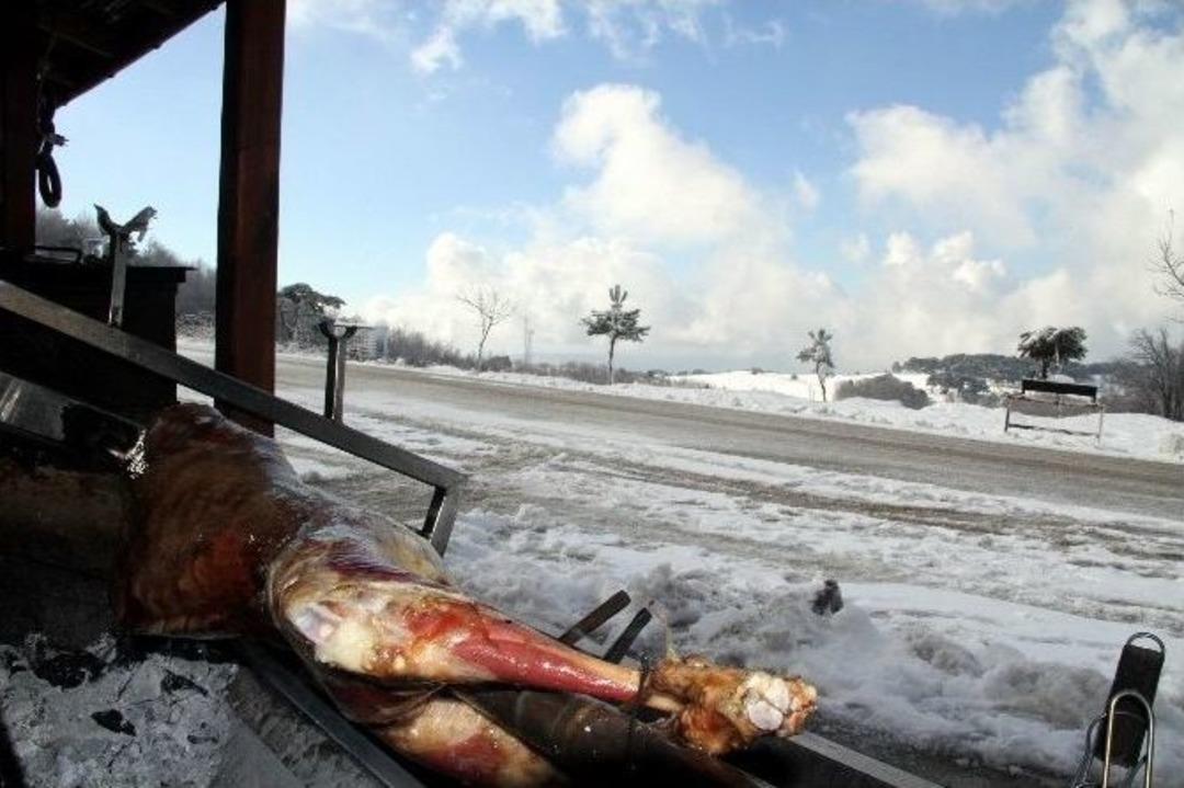 (&ouml;zel Haber) Kar Altında Kuzu &Ccedil;evirme