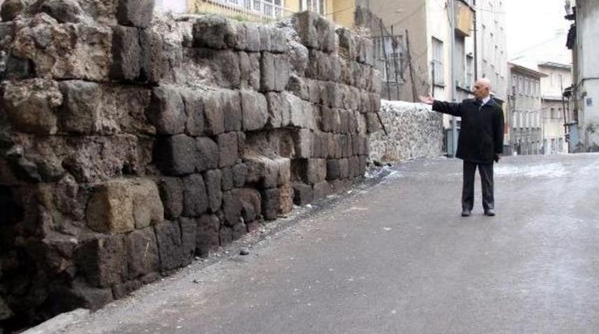 Erzurum Kalesi'nin Dış Suru Yıkılma Tehlikesinde