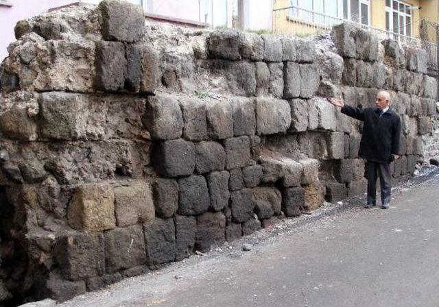 Erzurum Kalesi'nin Dış Suru Yıkılma Tehlikesinde