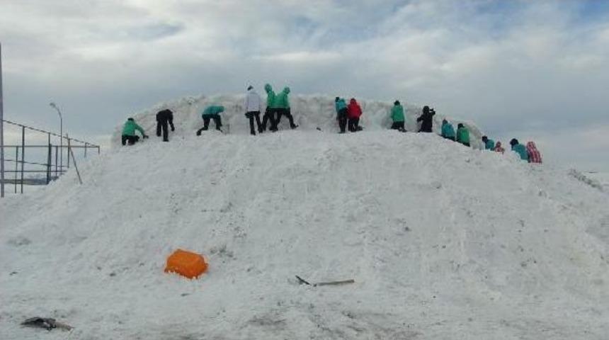 Şehitlere Kardan Heykel