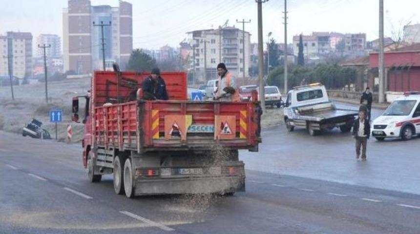 Uşak'ta Buzlanma Kazaları: 11 Yaralı