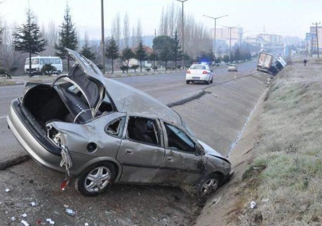 Uşak'ta Buzlanma Kazaları: 11 Yaralı