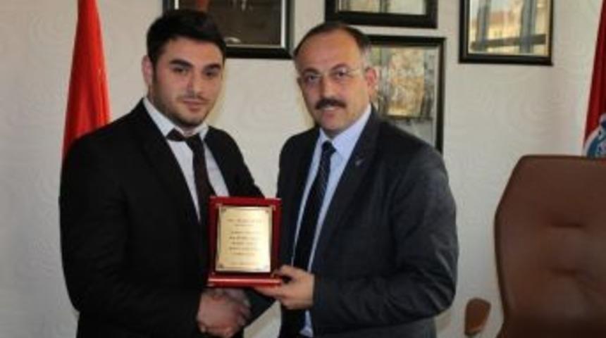 G&uuml;rsulu Gen&ccedil; Yazar, Başkan Yıldız&rsquo;a Teşekk&uuml;r Etti