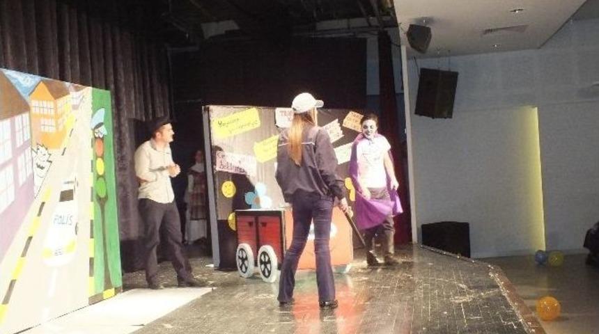 &Ouml;ğretmenlerden Tiyatro G&ouml;sterisi