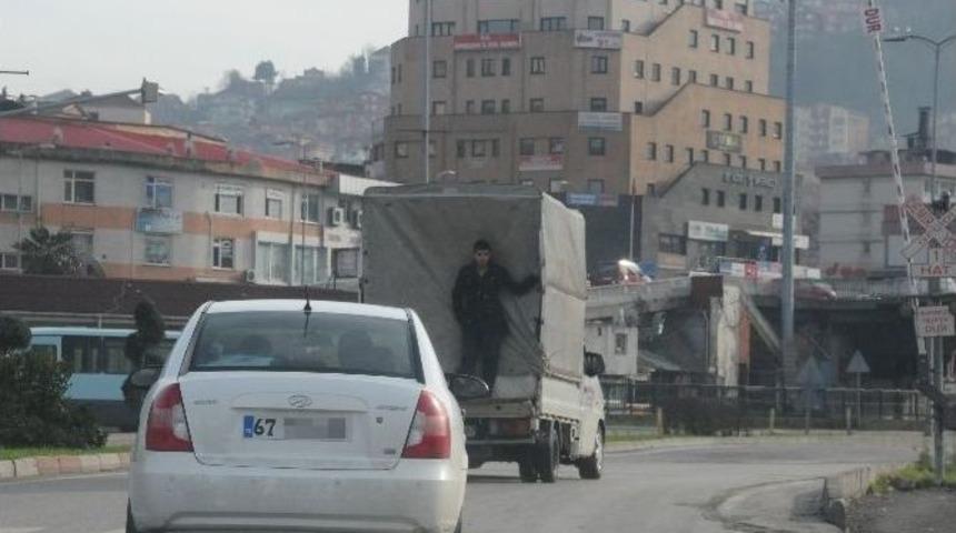 Kamyonette Tehlikeli Yolculuk