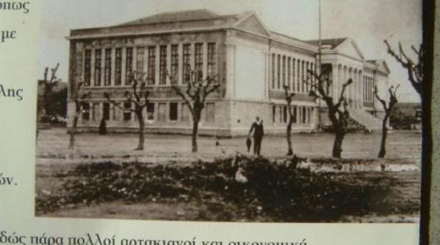 Sıvası D&ouml;k&uuml;len Bah&ccedil;e Duvarının İ&ccedil;inden Osmanlı Mezar Taşları &Ccedil;ıktı